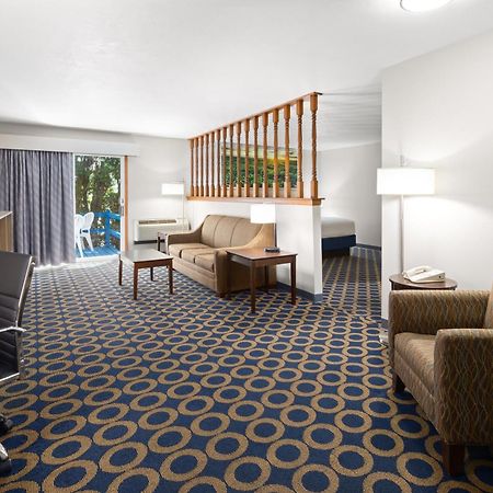 Days Inn By Wyndham Wauseon Bagian luar foto