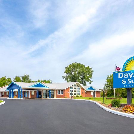 Days Inn By Wyndham Wauseon Bagian luar foto