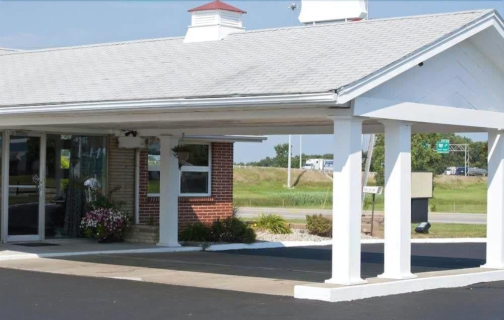 Days Inn By Wyndham Wauseon Bagian luar foto