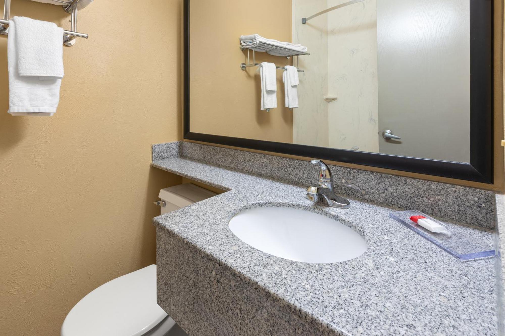 Days Inn By Wyndham Wauseon Bagian luar foto