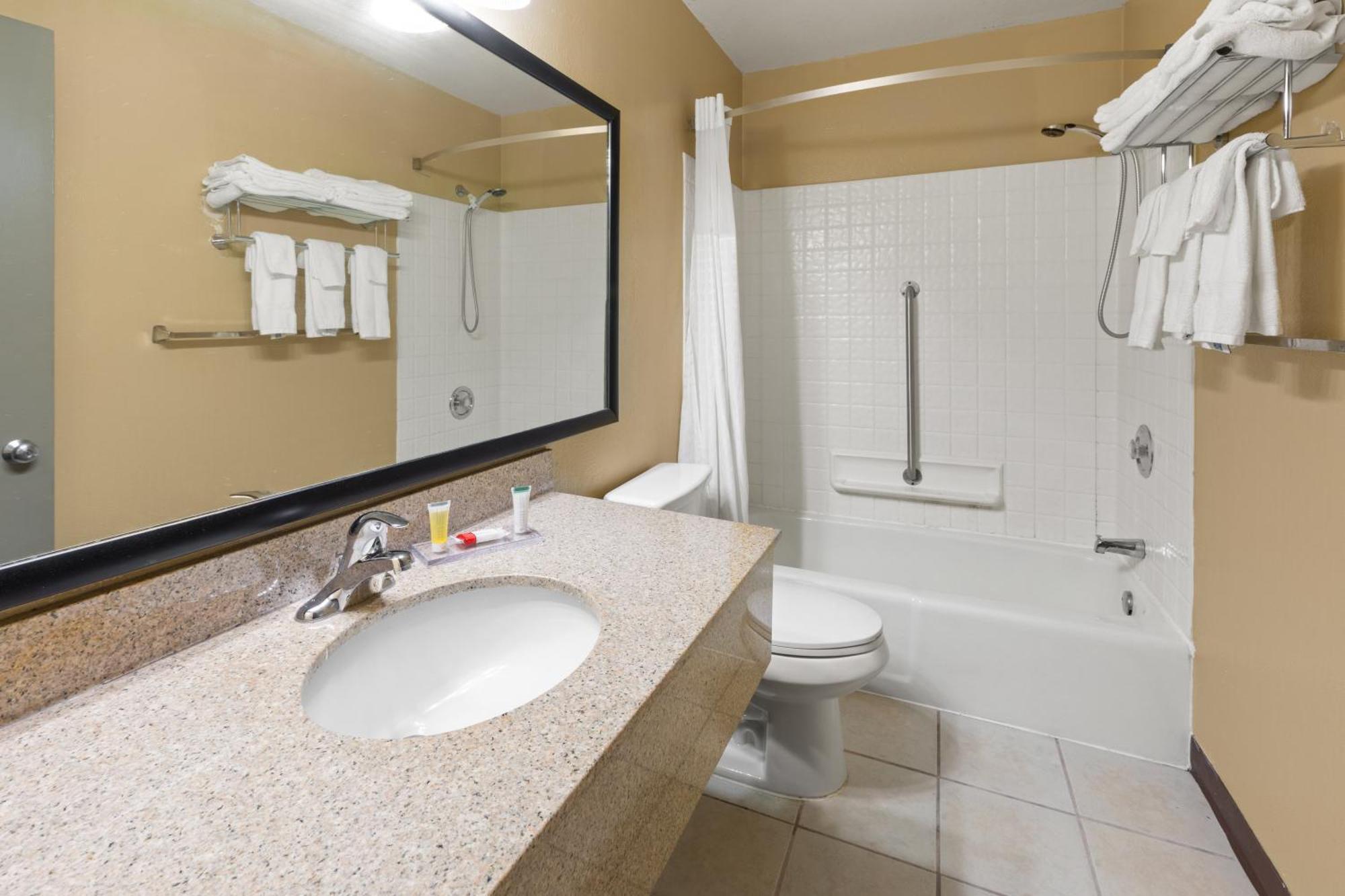 Days Inn By Wyndham Wauseon Bagian luar foto