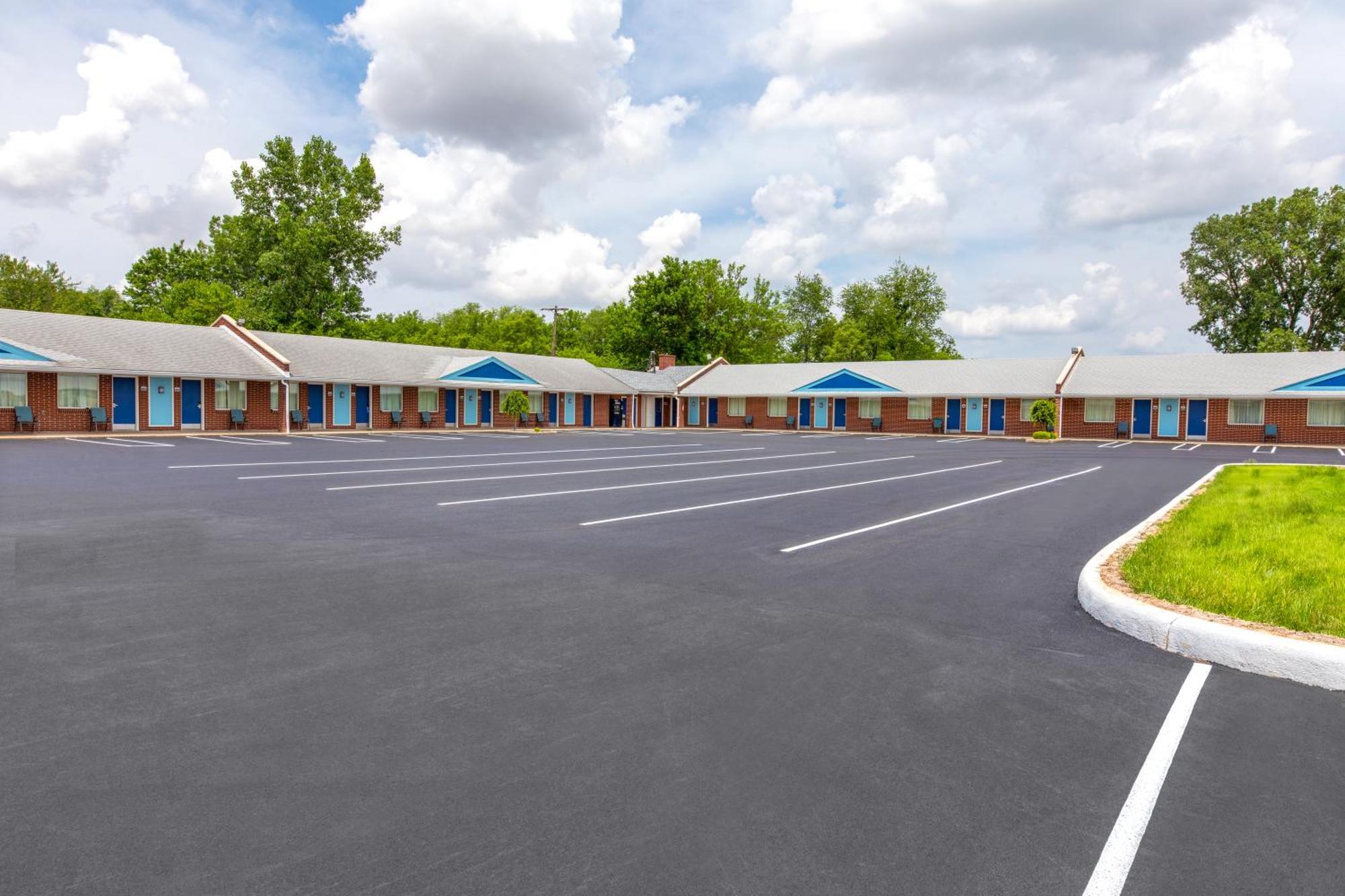 Days Inn By Wyndham Wauseon Bagian luar foto