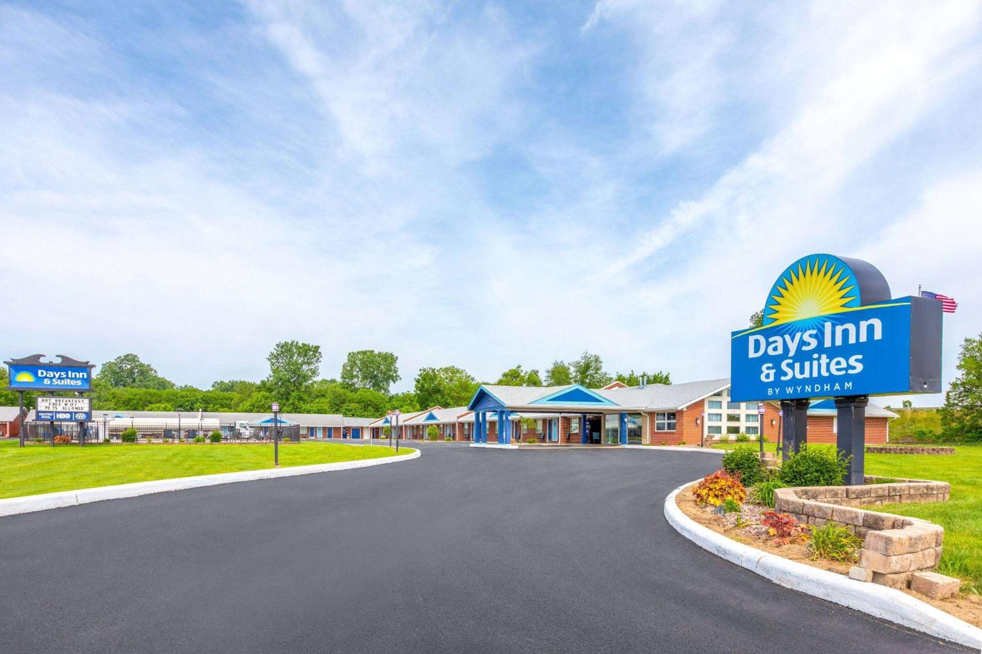 Days Inn By Wyndham Wauseon Bagian luar foto