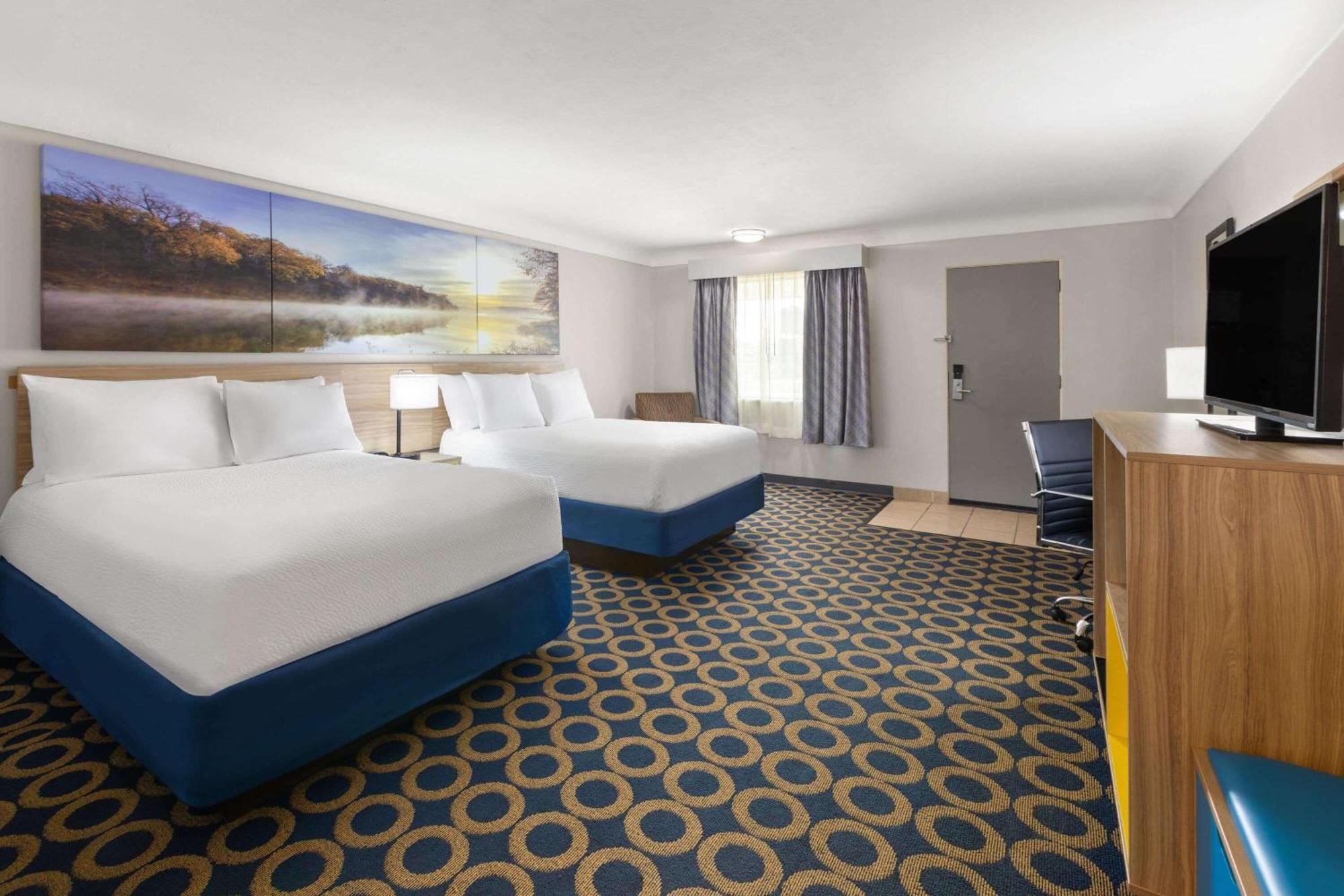 Days Inn By Wyndham Wauseon Bagian luar foto