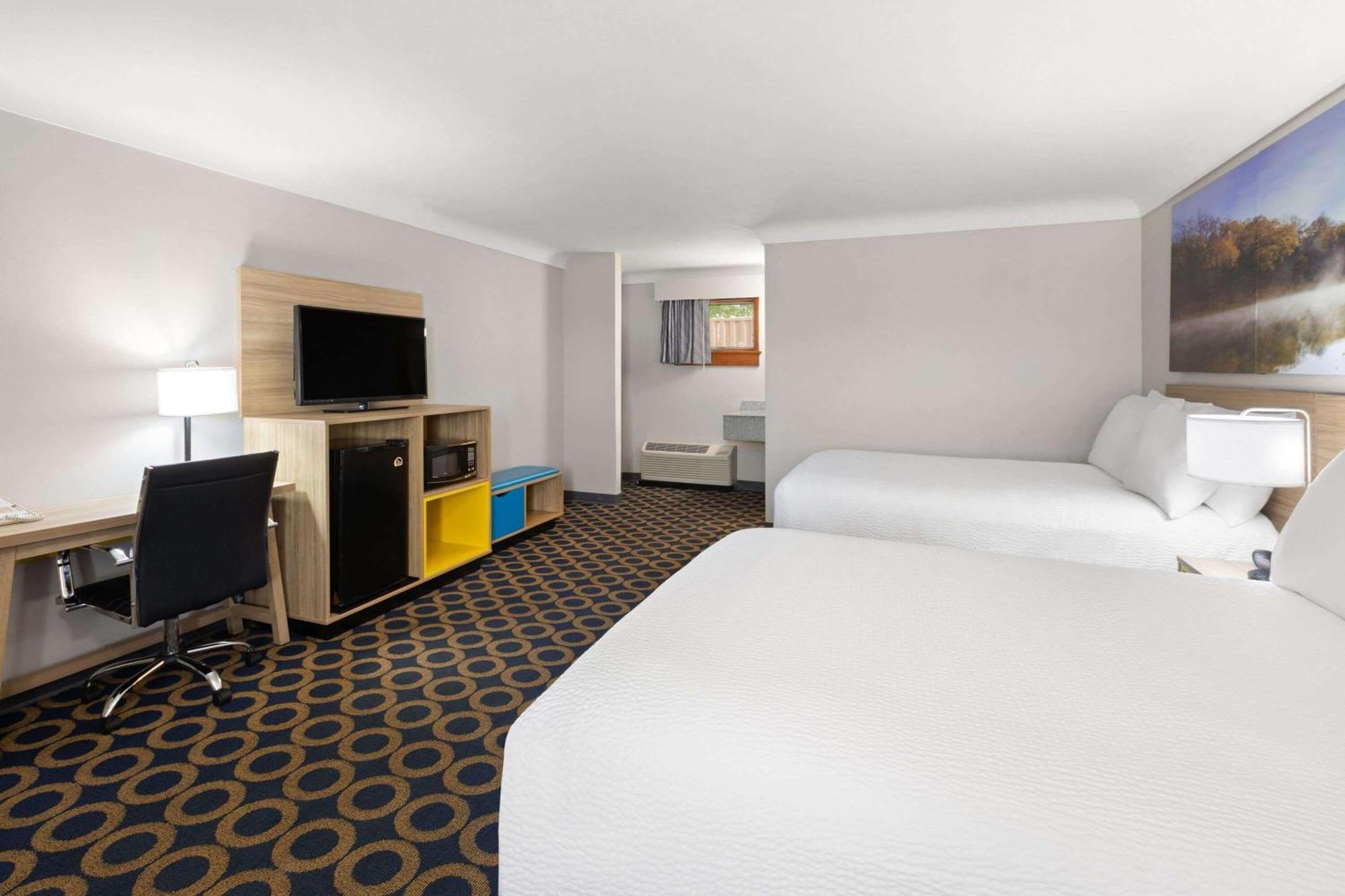 Days Inn By Wyndham Wauseon Bagian luar foto